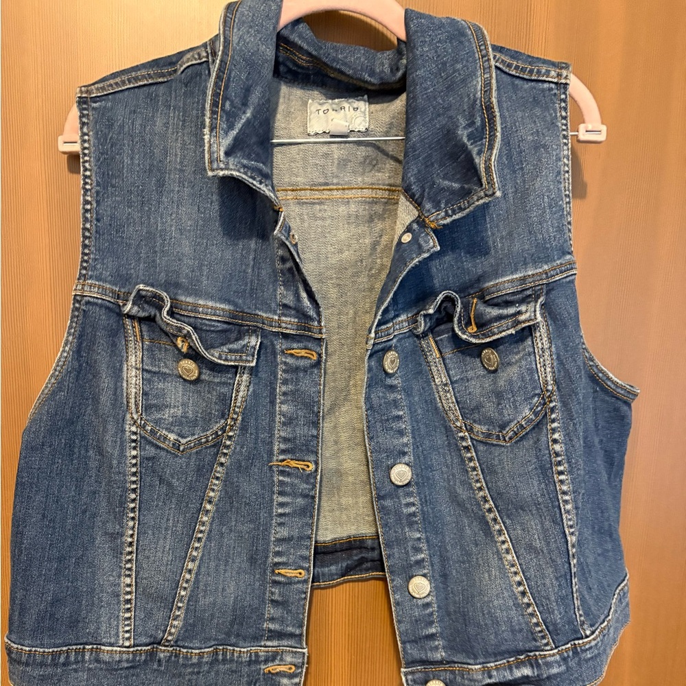 Torrid crop denim sleeveless jacket